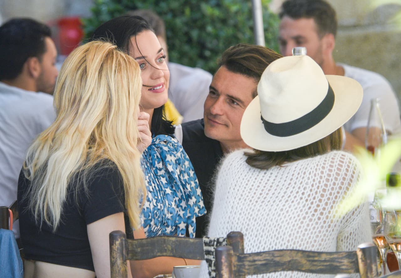 Él la mira con mucho amor.