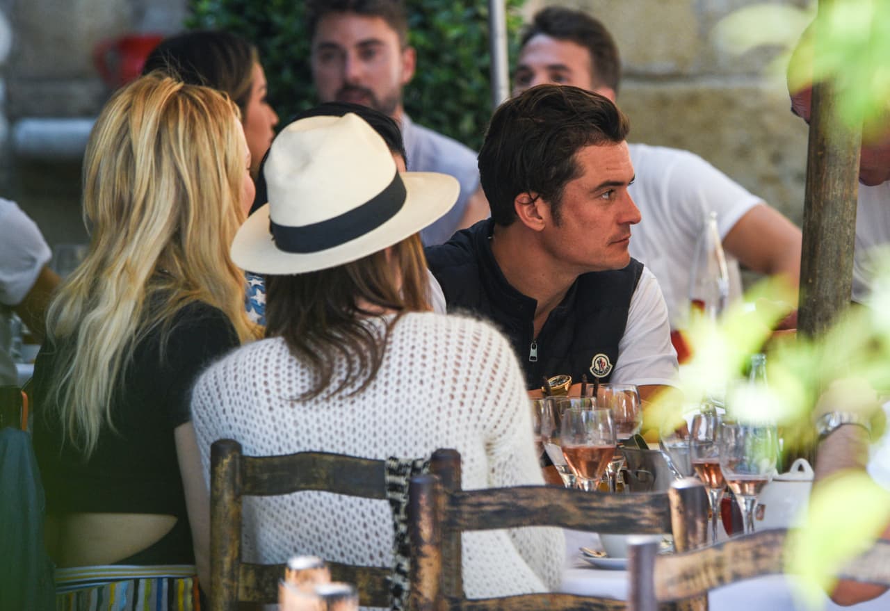 Orlando y Katy derraman miel en pleno 'lunch' en Cannes.