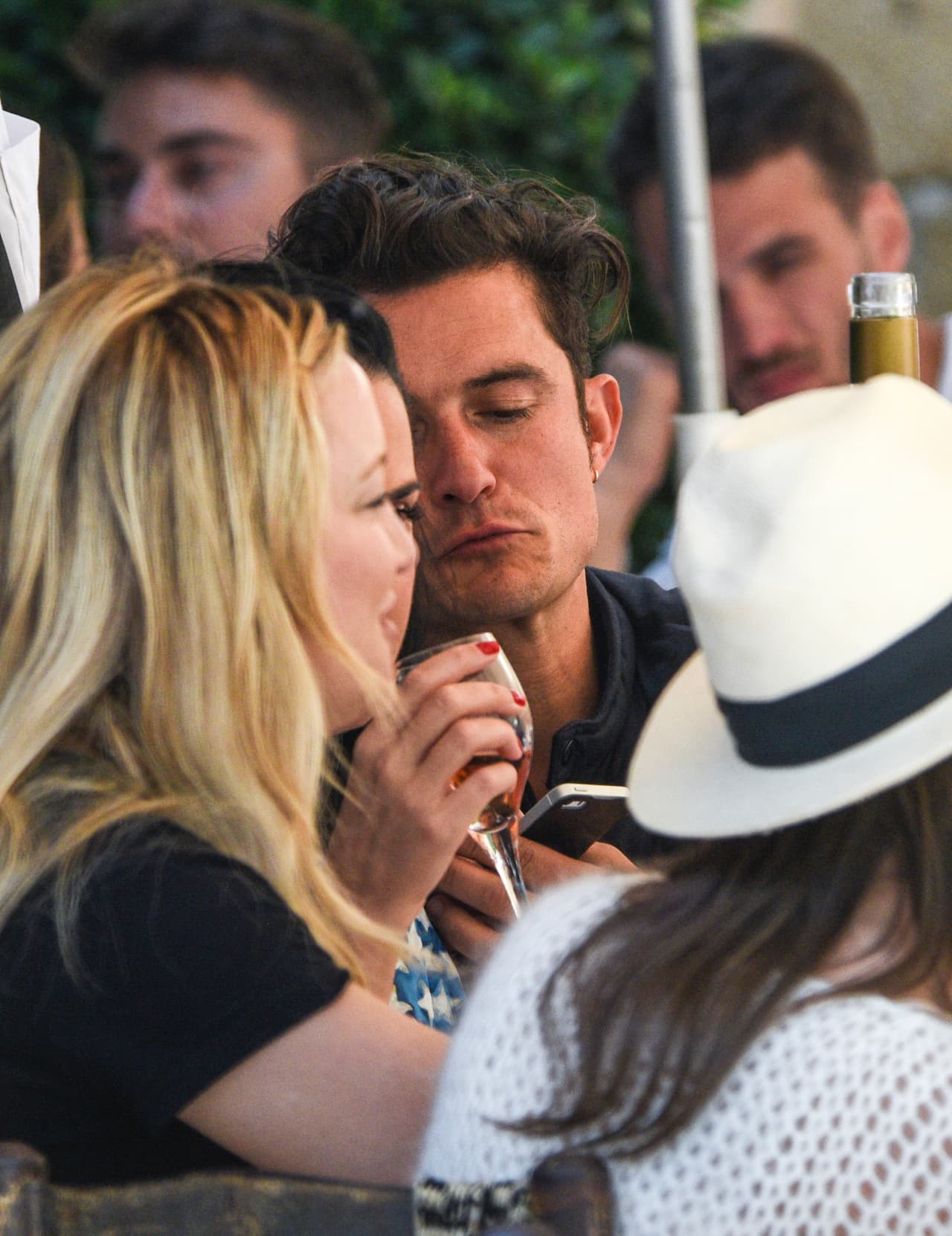 Pegadito, ni la soltaba un instante.