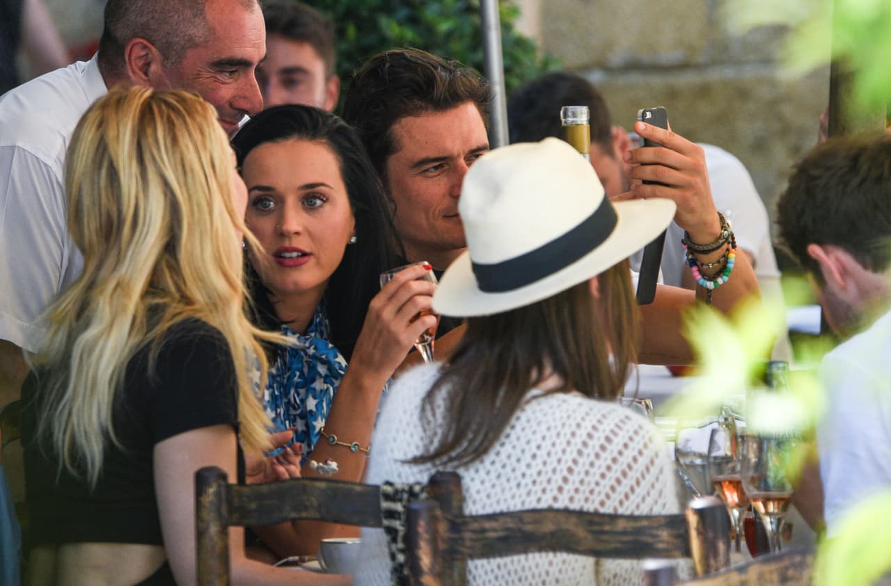 Katy estaba entradísima en el chisme con su amiguita.