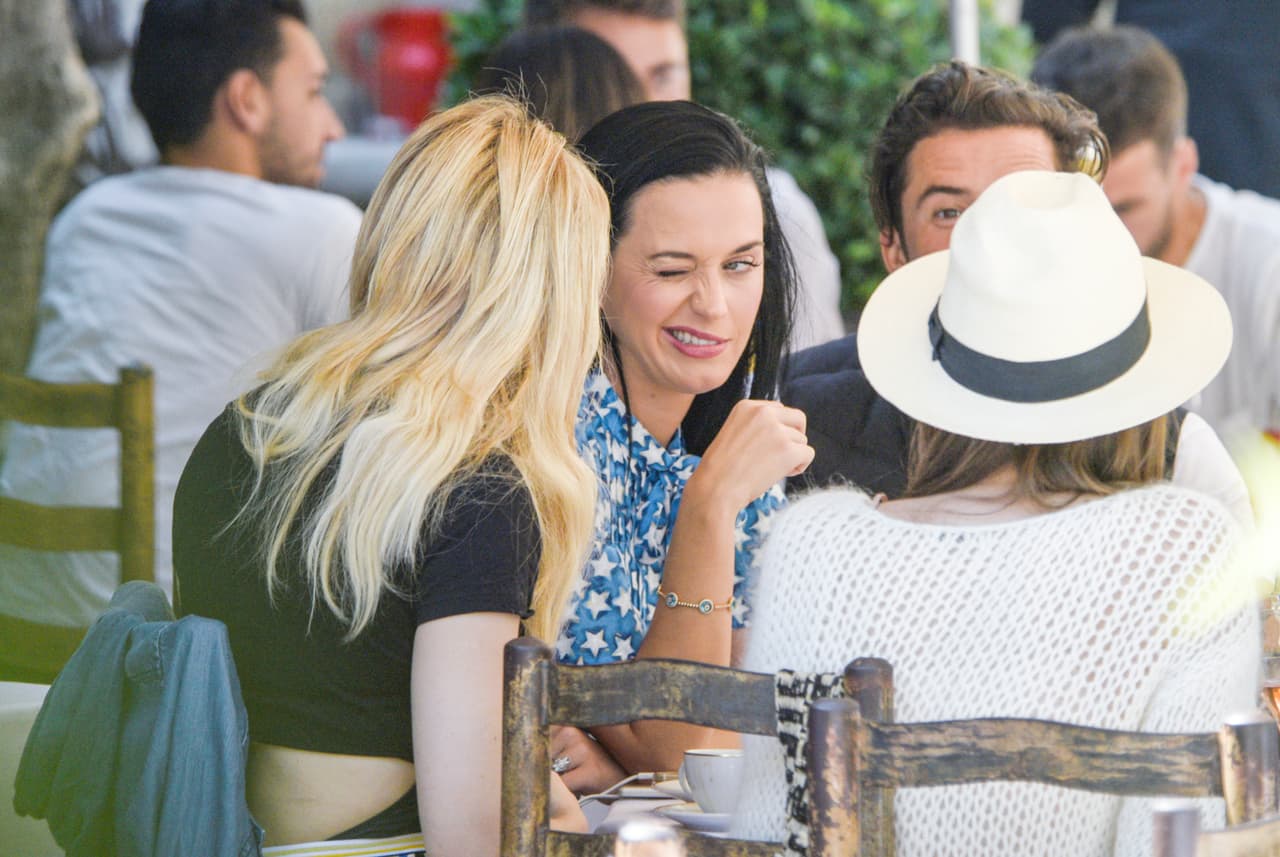 Un guiño para su amiguita rubia.