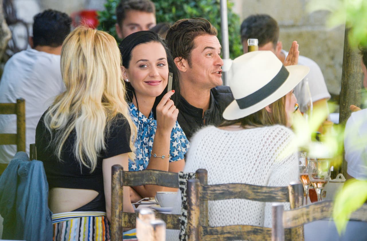 Su plática debió haber estado llena de chismes y chistes. ¡Mira qué caritas!