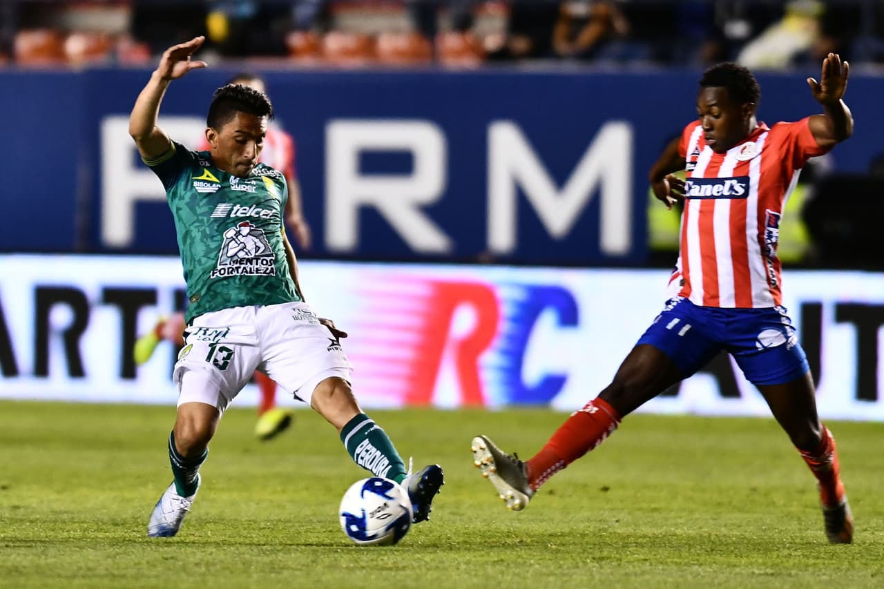 Ángel Mena le trata de robar la pelota a Anderson Julio en la salida del Atlético San Luis.