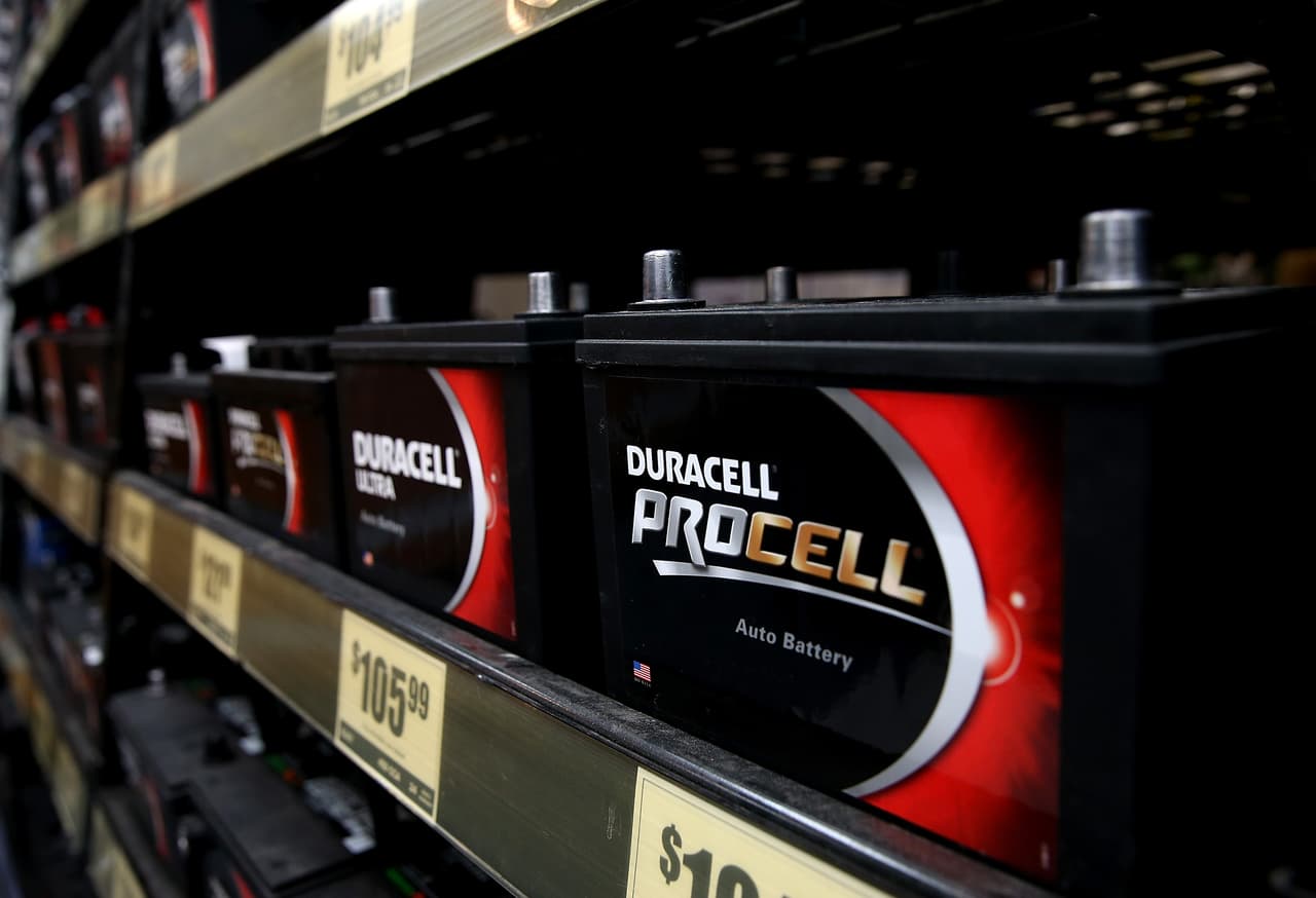 <b>Mantenimiento de la batería</b>. Hoy las baterías son ‘libres de mantenimiento’, lo que no quiere decir que se las deba abandonar a su suerte. Para tener una batería en buen estado hay que limpiar periódicamente la corrosión en sus conectores así como en los terminales de los cables. Igualmente para las baterías ‘no selladas’ hay chequear el nivel del fluido y rellenarlas con agua destilada hasta media pulgada debajo del borde superior.