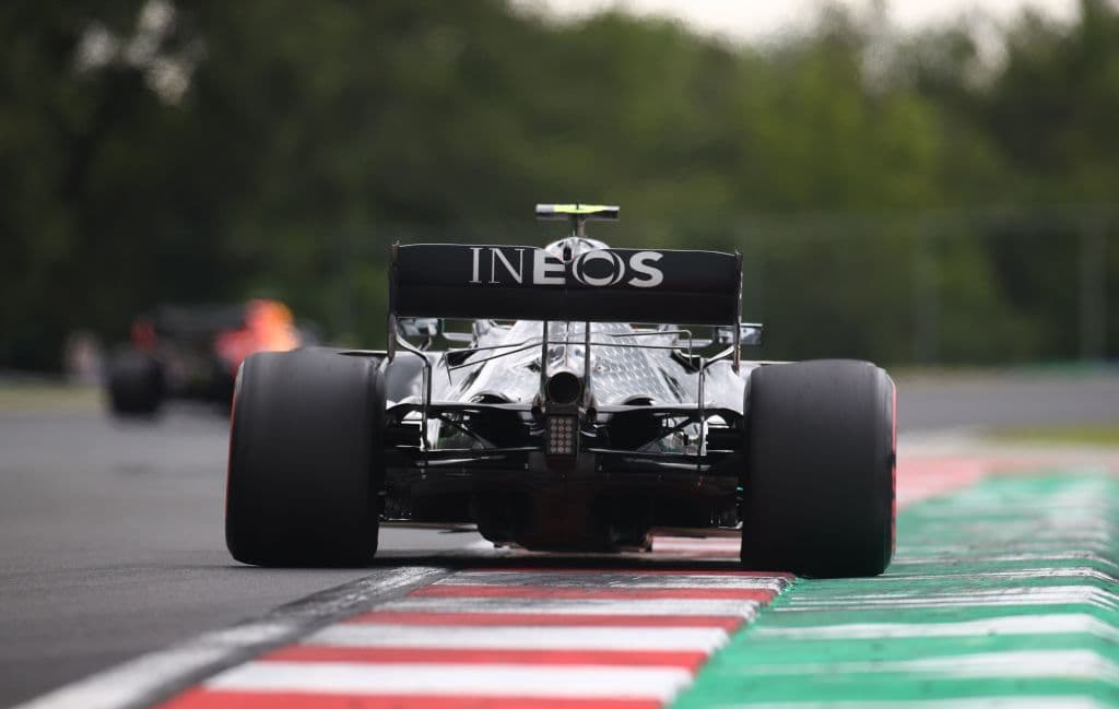 Lewis Hamilton arrancará en la primera posición; Valtteri Bottas, Lances Stroll, Sergio Pérez, Sebastian Vettel, Charles Leclerc, Max Verstappen, Lando Norris, Carlos Sainz y Pierre Gasly completan las primeras diez posiciones al arranque.