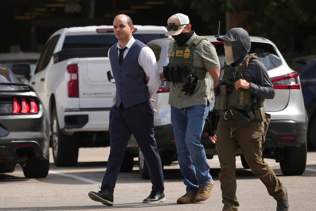 A preguntas sobre qué pasaba, se presentó, como "
<b>cubano, médico", </b>antes de ofrecer el motivo de su detención. Las autoridades migratorias desestimaron su caso: "
<b>No me dijeron por qué". </b>