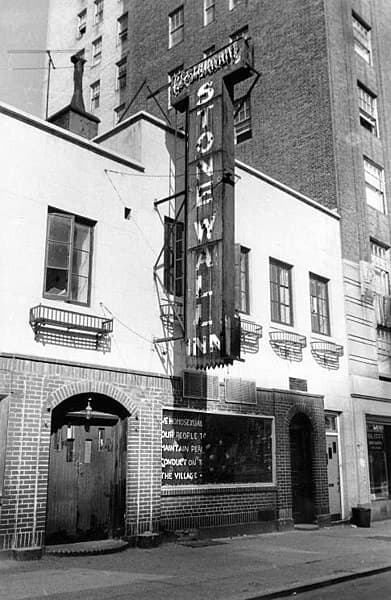 "Stonewall Inn", 1969, Diana Davies.
<br>
<br>Se podría decir que aquí comenzó el movimiento para luchar por los derechos de la comunidad LGBT+. En 1969, en el Stonewall Inn, un bar de la ciudad de Nueva York, situado en el barrio de Greenwich Village, daba cabida a los grupos marginados de la sociedad como Drag queens, gente trans, trabajadores sexuales, entre otros.
<br>
<br>El 28 de junio de ese año, empezaron los disturbios, comenzando con una redada en este lugar, en donde todo se salió de control para la policía, pues ahí, la comunidad se unió y no dejó que los privaran de sus derechos.