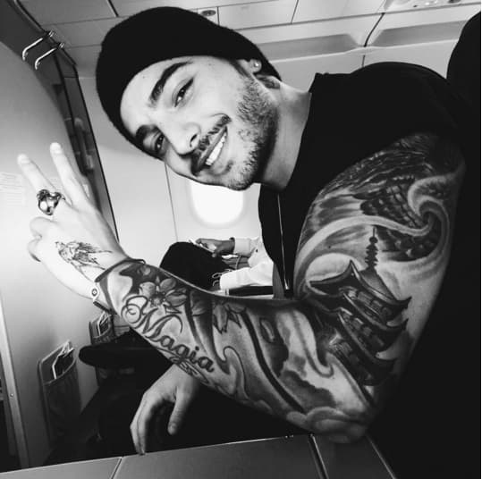 Asimismo, Maluma mencionó que para él solo existe un Dios, "todos debemos tener para que sea una inspiración y una luz en nuestro camino", aseguró el cantante.