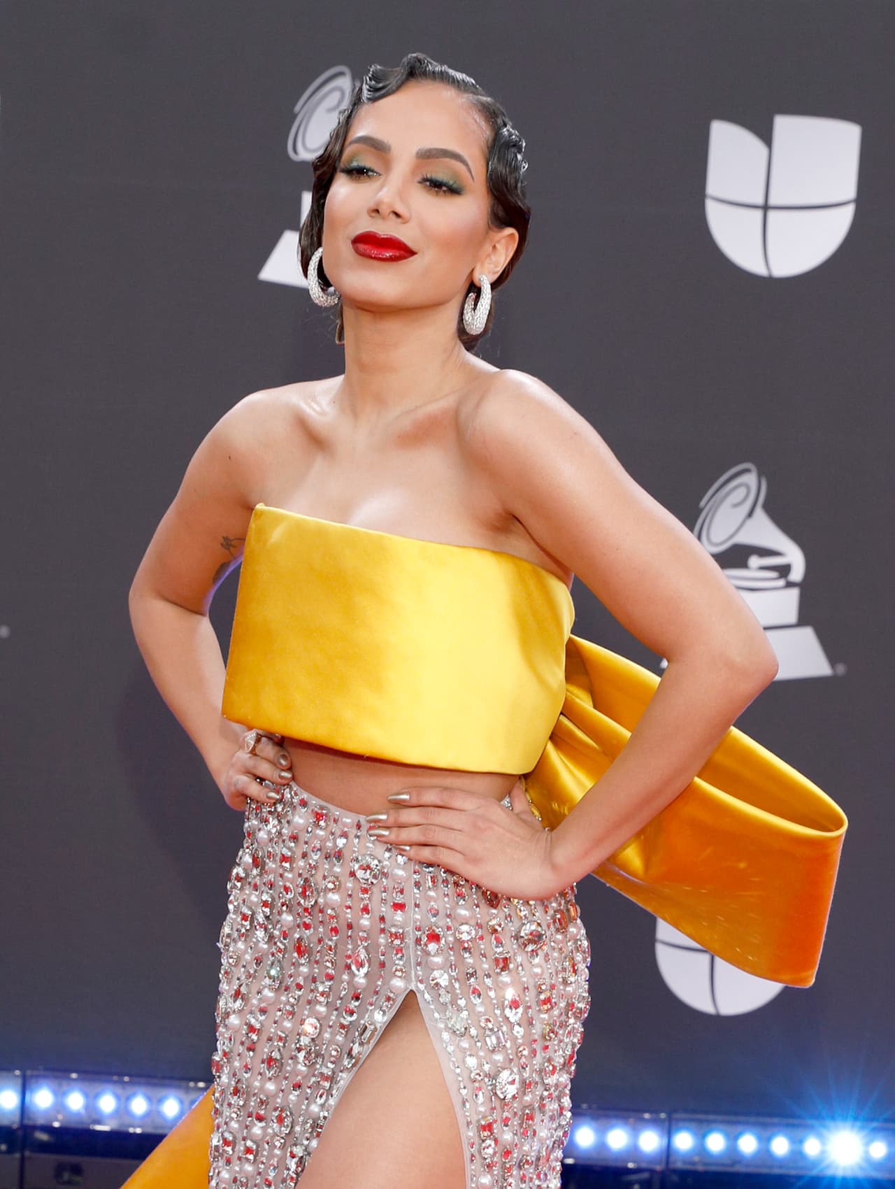 El top estaba formado por un enorme lazo amarillo. El pelo lo eligió delicadamente peinado con ondas estilo retro.