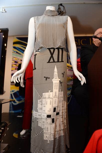 Un extravagante vestido de Lady Gaga también fue apreciado en el gran remate que duró dos días. Por esta vestimenta que ocupó en el número de marzo de 2011 en la revista Voge se pagaron $28,125.