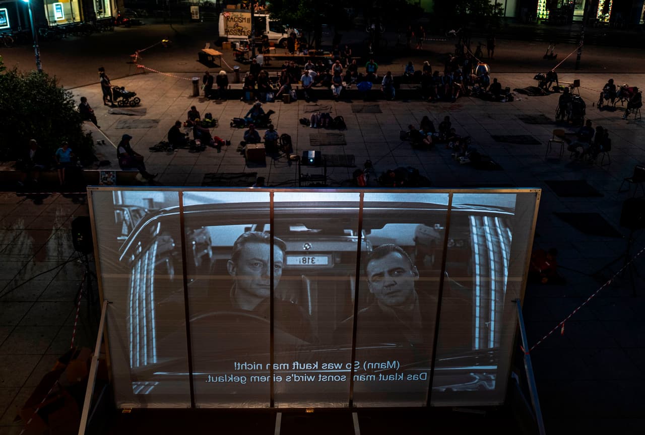 La entrada es gratuita y todas las películas comienzan al anochecer, si el clima lo permite. Para asegurarse de que el programa que desea ver esté activado, puede llamar a la línea directa Movies in the Parks para obtener listados diarios y cancelaciones actualizadas relacionadas con el clima llame al 312-742-1134.