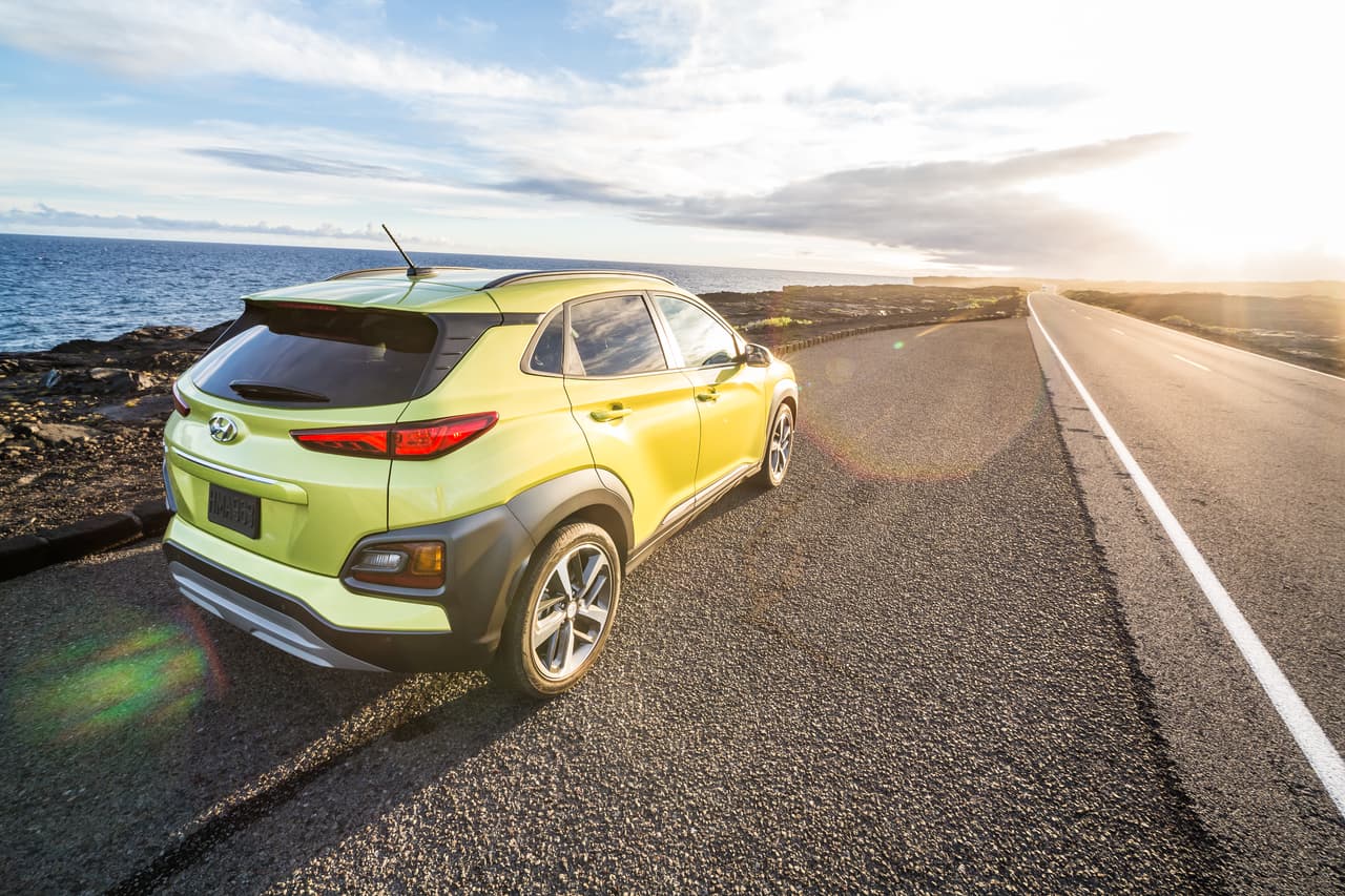 <b>Hyundai Kona 2018</b>
<br>Su imagen de aventurera se la dan los insertos en plástico negro al frente y atrás, enmarcando los pasos de rueda así como los extremos. 
<br>Las luces traseras son de diseño envolvente, abarcan desde la puerta de la cajuela y la carrocería.