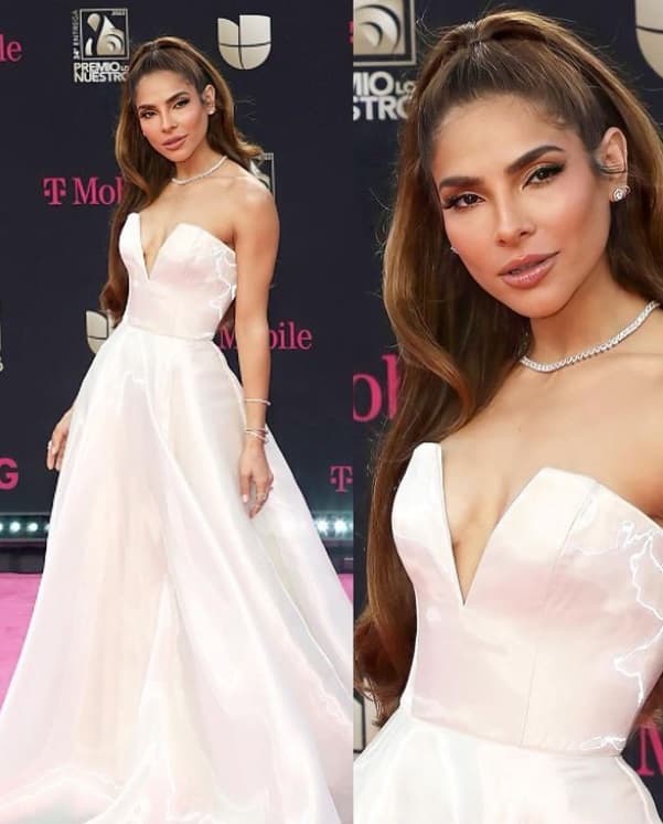 <b>Alejandra Espinoza</b>
<br>También se unió a esta tendecia con un vestido estilo princesa con un corte en V de poca profundidad.