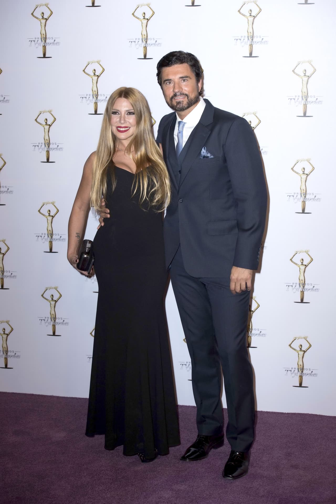 <b>Diego Olivera</b> y su espectacular esposa 
<b>Mónica Ayos</b> demostraron una vez más que son una de las parejas más estables del medio.