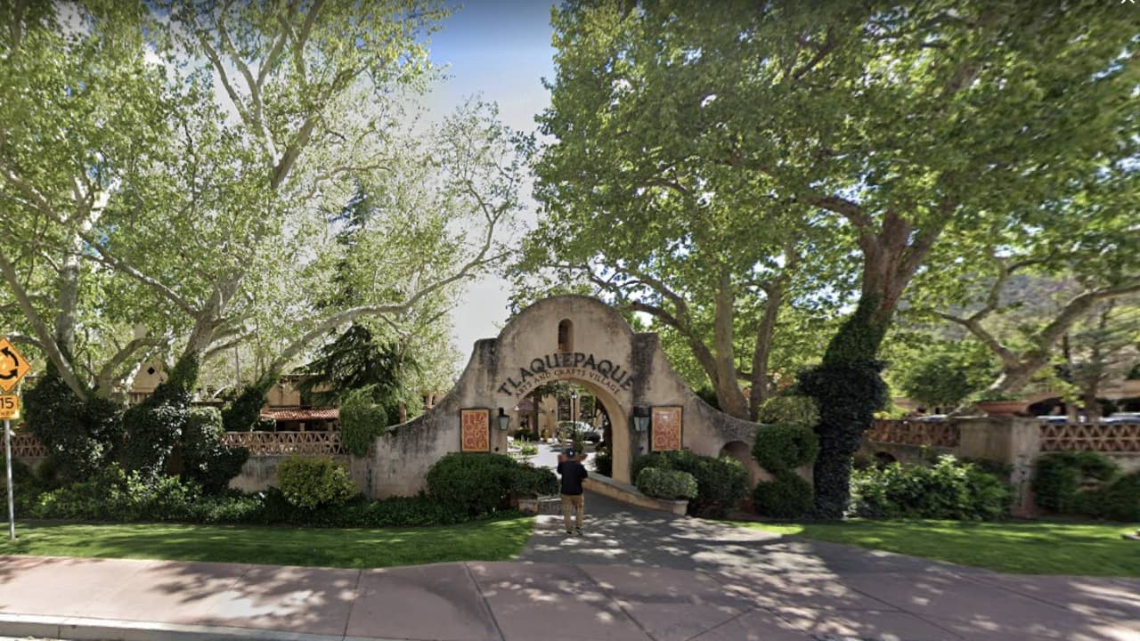 <a href="https://www.univision.com/local/arizona-ktvw/musica-mariachi-deliciosa-comida-mexicana-tlaquepaque-en-sedona-arizona-fotos">Tlaquepaque Arts and Crafts Village</a>: A solo dos horas de Phoenix, personas pueden visitar un pedacito de México en Sedona. El área de
<i>Tlaquepaque</i> en Sedona fue creado luego que un empresario se enamorara del pueblo durante un viaje a Jalisco, México.