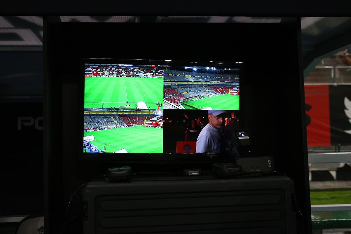 Todas las cámaras de la transmisión de televisión están disponibles para la revisión del VAR durante los partidos.