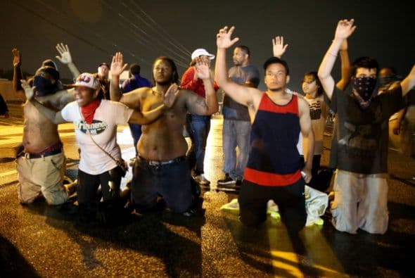 Activistas y abogados afroamericanos señalaron que aun cuando el joven hubiera robado la tienda, no era justificable su asesinato.