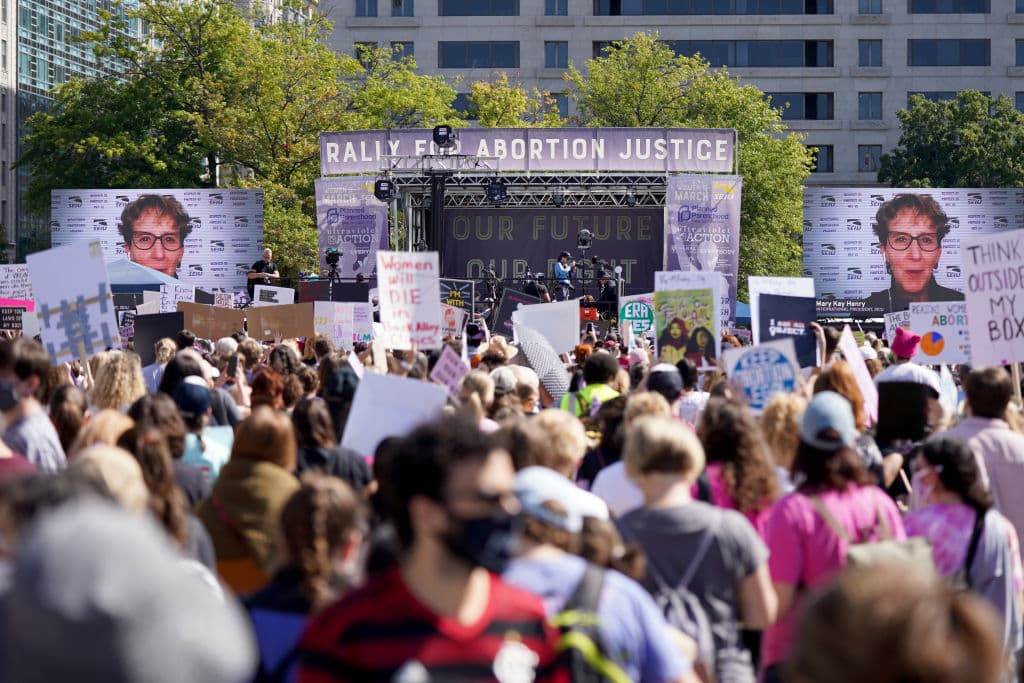 Miles de mujeres llegaron este sábado hasta una plaza cercana a la Casa Blanca y luego enrumbaron hasta las escalinatas de la Corte Suprema de EEUU, para defender el acceso al aborto, en un año en el que legisladores y jueces conservadores lo han puesto en peligro.
