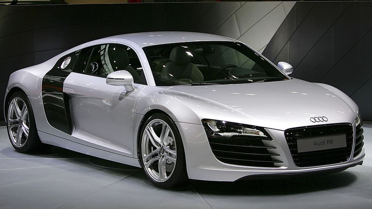 Porsche, Bentley, Audi y Lamborghini, entre otros, son algunos de los lujosos automóviles que eran transportados en el barco y que quedaron varados en el mar.
<br>