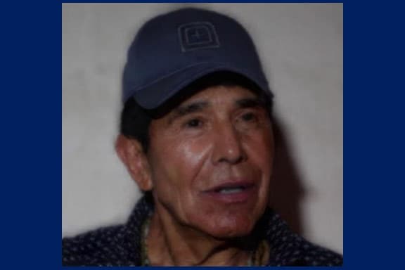 Apodado como “narco de narcos” durante la década de 1980, Rafael Caro Quintero, quien nació el 24 de octubre de 1952 en La Noria, Badiraguato, Sinaloa, es acusado de conspiración para secuestrar y asesinar al agente federal de la DEA, Enrique Camarena Salazar y de su piloto Alfredo Avelar, en 1985, en México. Se ofrece una recompensa de hasta $20 millones por información que conduzca al arresto y/o condena de Rafael Caro Quintero. Dicha recompensa es la cifra más alta en la historia ofrecida para la detención de un narcotraficante.