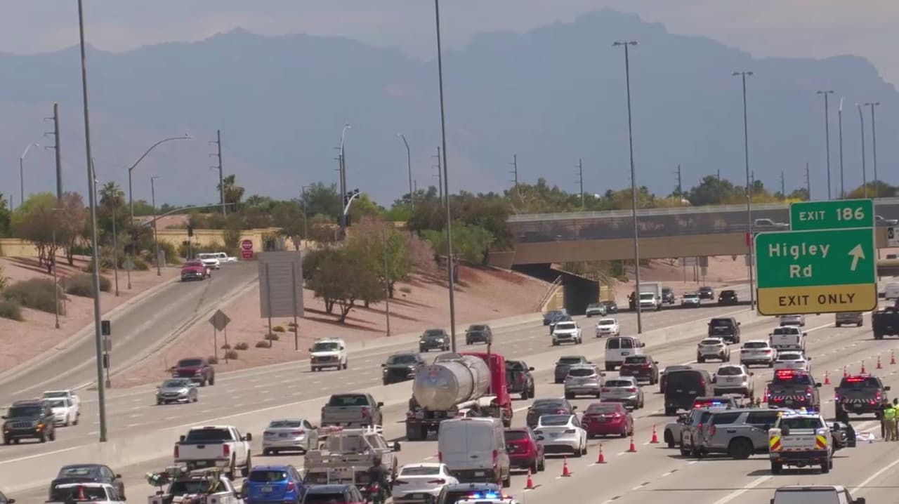 Murió atropellada al salir de su auto tras accidente: Buscan identificar a la víctima en Mesa