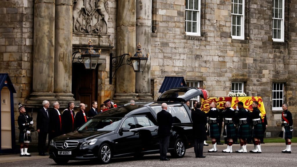 Momento en el que la guardia real saca el féretro de la reina Isabel en el palacio de Hollyroodhouse, en Edimburgo.