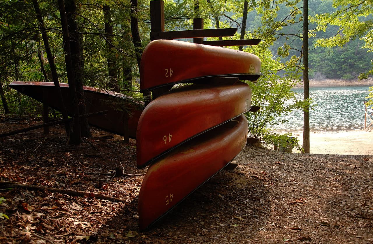 El parque ofrece refrescantes vistas del lago y lugares selectos para pescar para excursionistas y pescadores, y una extensa red de senderos más desafiantes a través del bosque también está disponible para ciclistas de montaña y excursionistas.