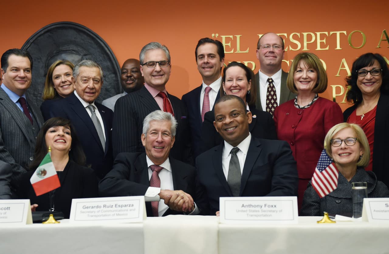 Firman nuevo acuerdo para ampliar los servicios aéreos entre México y EEUU