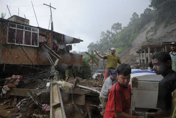 "Prefiero no verlo ahora", dijo del pequeño. "Dondequiera estén sepultados es mejor dejarlos en paz".