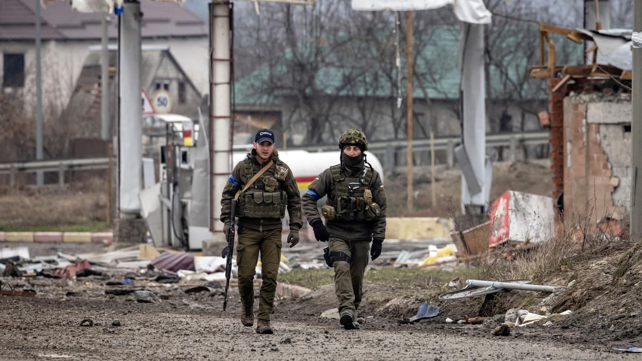 <b>En video:</b> Las fuerzas ucranianas han ido recuperado el control de ciudades y pueblos que han sido fuertemente atacados por Rusia. Uno de ellos es una villa en el norte de Kiev, donde los ucranianos patrullan en busca de armamento, municiones y otros equipos militares que los invasores han dejado tras su huida.