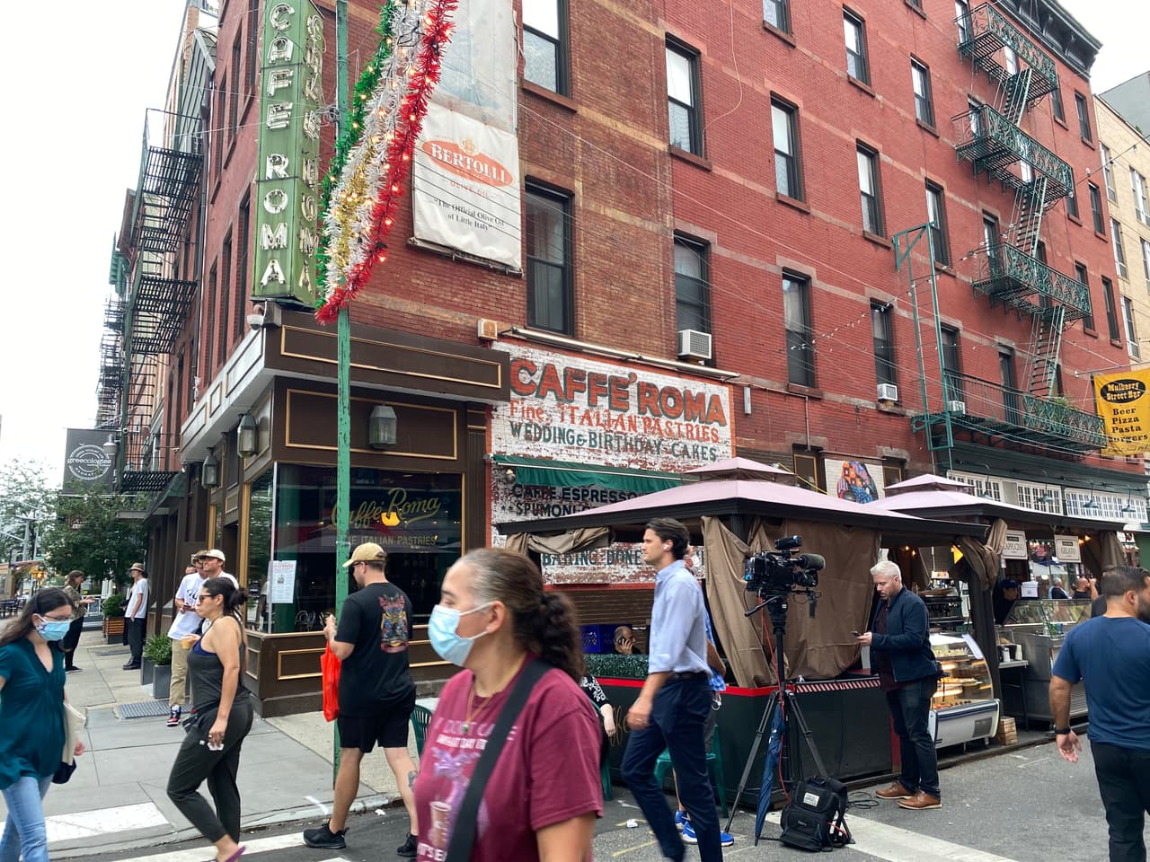 La gente ha vuelto a tomar las calles tras el receso obligado por la 
<a href="https://www.univision.com/temas/pandemia">pandemia</a>. Los asistentes en 2021 van con mascarillas.