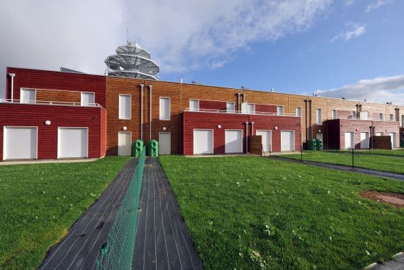 Este objetivo pretende la ONU que se realize mediante la incorporación de los principios del desarrollo sostenible en las políticas y los programas nacionales y reducir la pérdida de recursos del medio ambiente, como la pérdida de diversidad biológica, la rebaja a la mitad de la proporción de personas sin acceso sostenible al agua potable y a servicios básicos de saneamiento y la mejora considerable, en 2020, de la vida de al menos 100 millones de habitantes de barrios marginales.