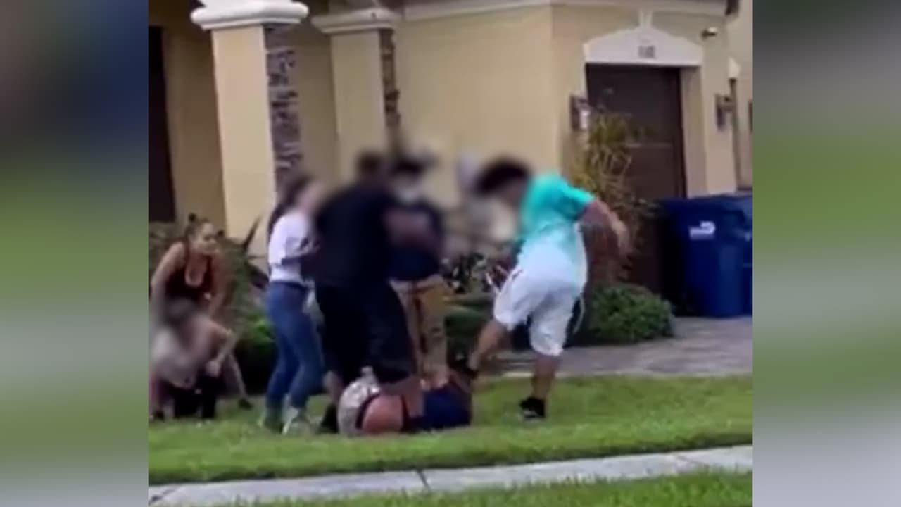 Arrestan a dos padres que se involucran en pelea de su hijo y también golpean a una abuela