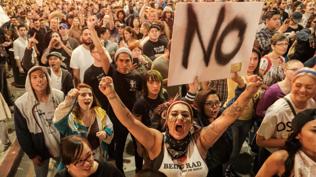 Hombre le lanza bebida a una mujer hispana y le grita: "ustedes los mexicanos infestan este país"