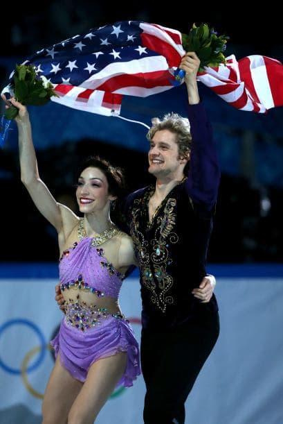 Meryl Davis y Charlie White se han proclamado hoy campeones olímpicos de danza de patinaje artístico en Sochi 2014, una vez disputado el programa libre en el que mantuvieron el liderato que el domingo alcanzaron en el corto. Davis y White, primera pareja de EEUU en ganar un Mundial y que llegaron a Sochi como subcampeones olímpicos, se impusieron en el Palacio Iceberg con 195,52 puntos y un programa largo con música de 'Sherezade", de Nikolai Rimski-Korsakov. Superaron a los defensores del título, los canadienses Tessa Virtue y Scott Moir, que se colgaron la plata con 190,99. El bronce ha sido para la pareja rusa integrada por Elena Ilinykh y Nikita Kapsalapov, con 183,48. Meryl y White llevan 17 años patinando juntos.