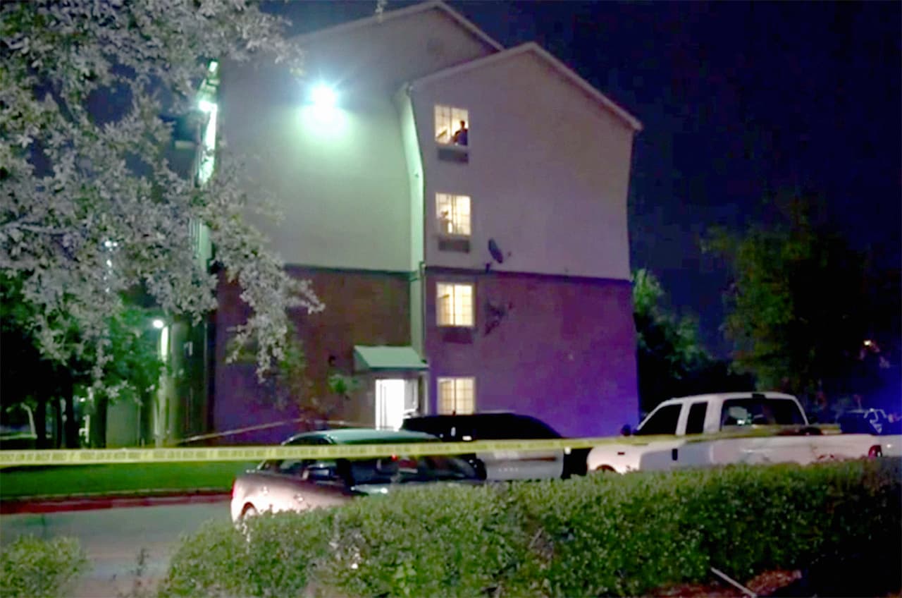 Un pastor junto a un feligrés de una iglesia del lugar encontraron el auto en un hotel ubicado en 4101 East de California Pkwy en Forest Hill, a 10 minutos del lugar donde la niña fue secuestrada.
<br>