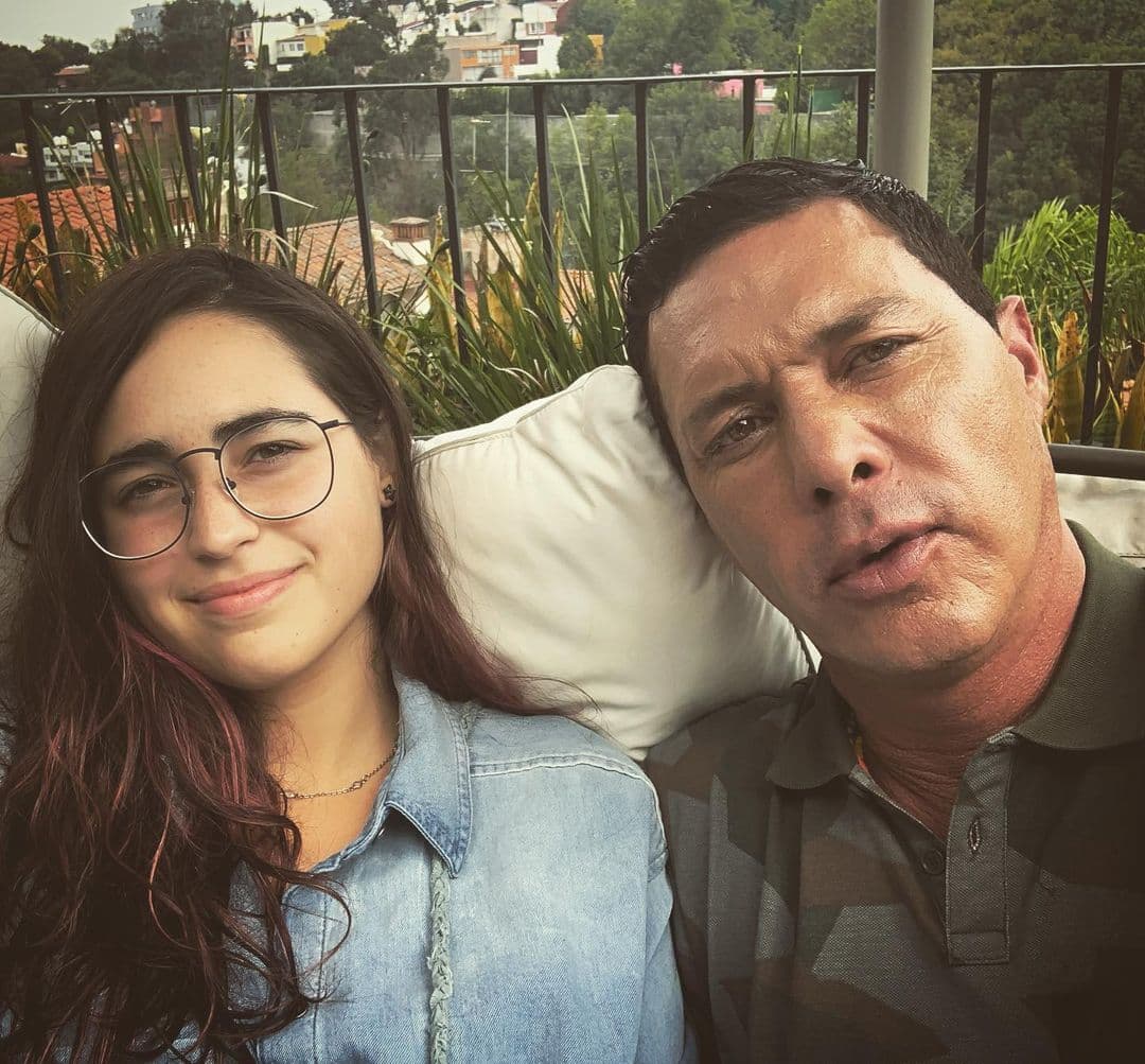 Externó que desde entonces ha tenido una buena relación y que él fue un gran apoyo para que ella pudiera 
<b>alternar la actuación con la maternidad.</b> "Yo trabajaba mucho y 
<b>siempre hubo muy buena coordinación</b> de: 'Oye, este fin de semana voy a grabar, 'te toca'; y si Mauricio quería verla, ahí estaba su hija, todo conforme a la ley, eso es algo que mi hija agradece'", señaló.