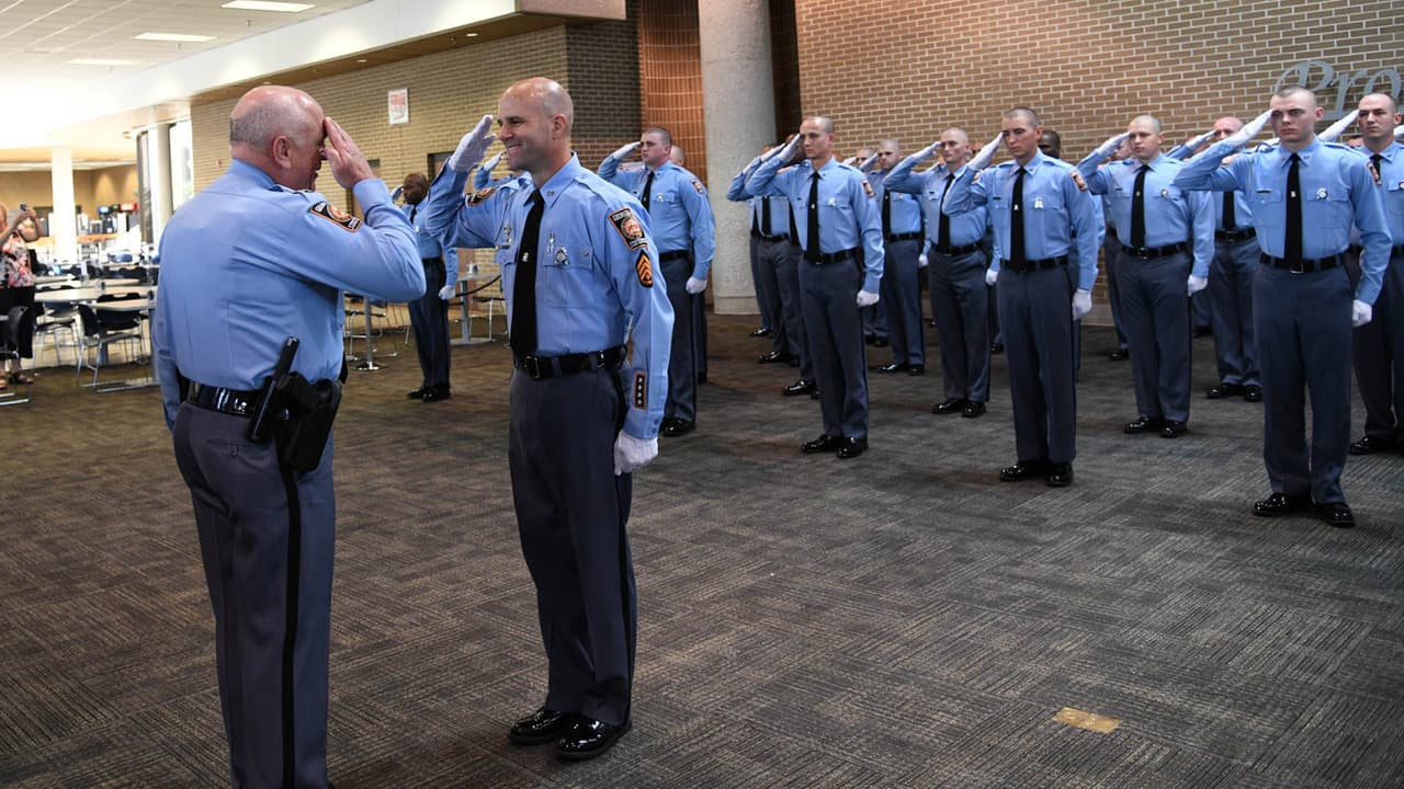 Renuncia alto funcionario de Georgia tras escándalo de promoción de patrulleros tramposos