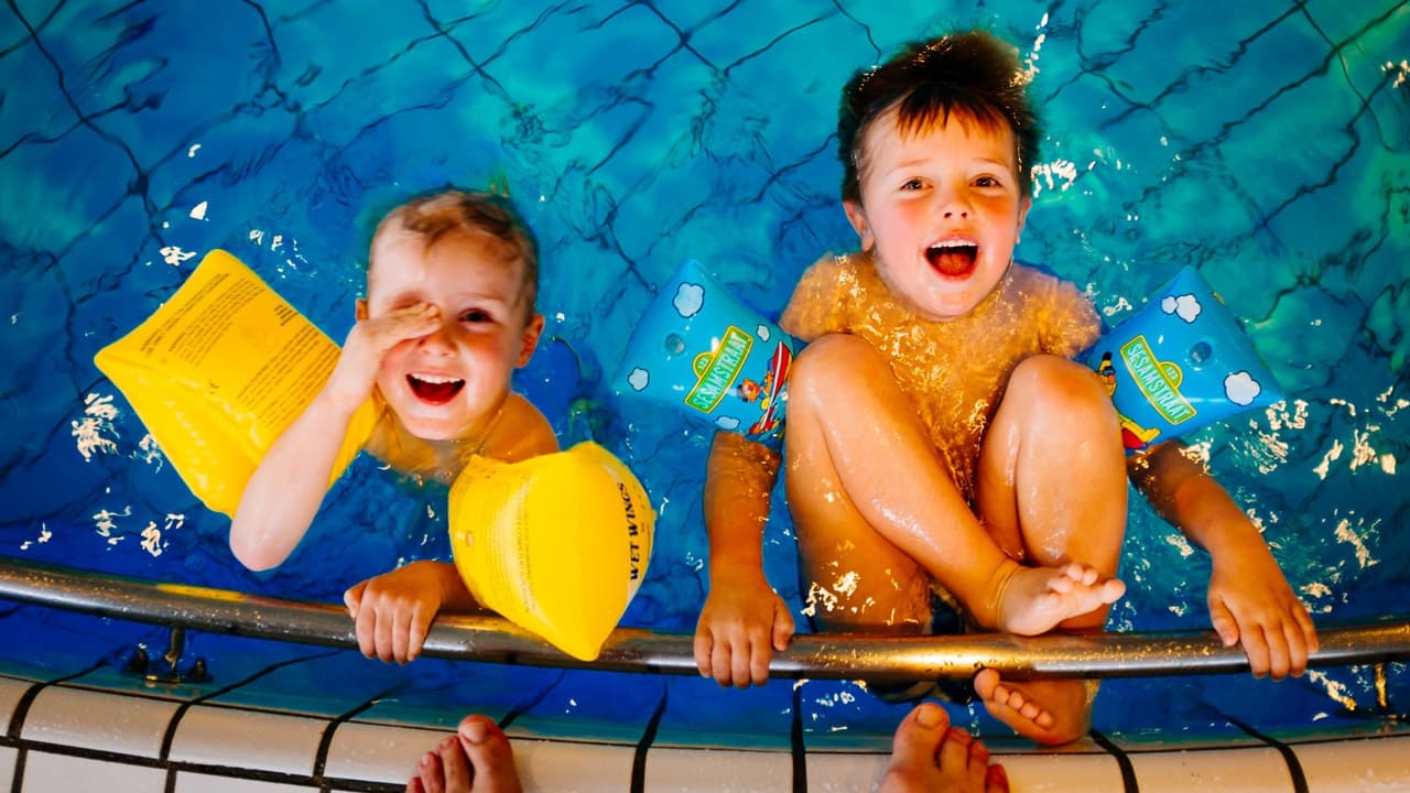 <b>3. Nunca dejes solo a un niño en una alberca o playa.</b> Los niños se pueden ahogar en segundos y sin pedir ayuda, por lo que no debes dejarlos solos en ningún momento.