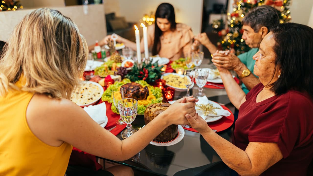 ¿Comer, beber y reunirse? Cómo mantenerse a salvo en esta pandemia el día Acción de Gracias, según los expertos en nuestra zona 