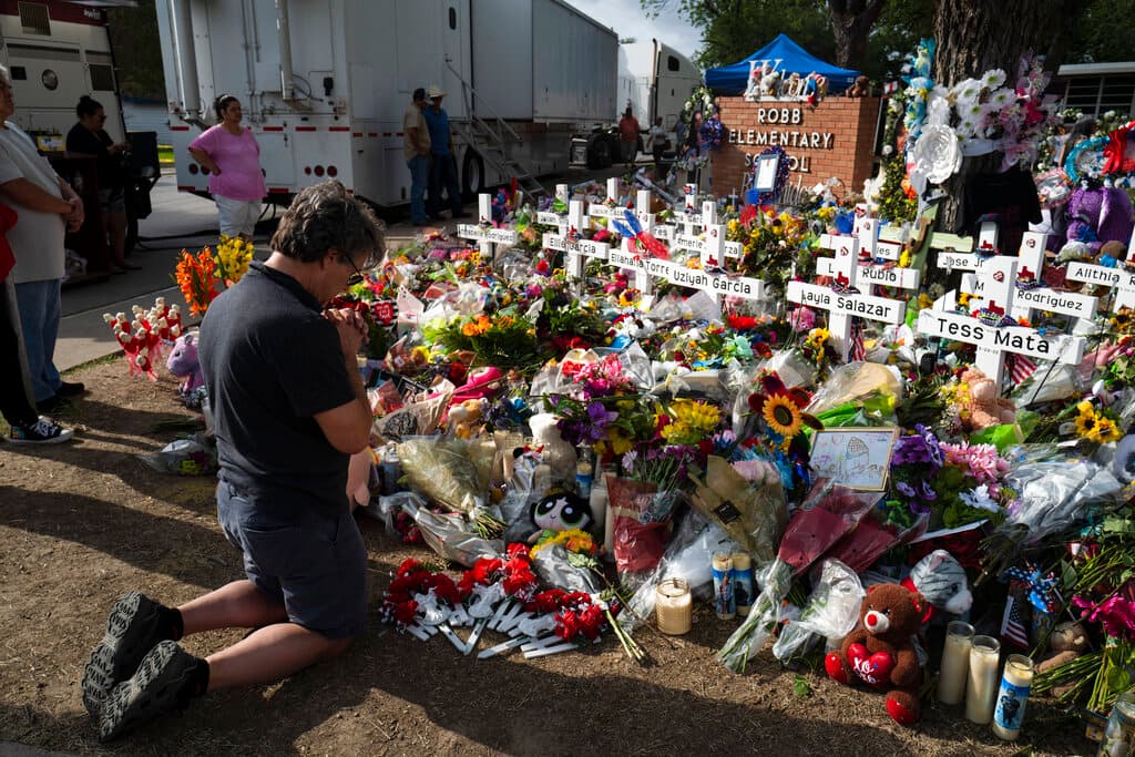 Salvatore Di Grazia, un maestro que vino de Rio Grande Valley, Texas, reza frente al altar erigido frente a la Escuela Primaria Robb de Uvalde, donde la mañana del pasado martes un joven de 18 años asesinó a 19 niños y 2 maestras. 
<b>Mira también</b>: 
<a href="https://www.univision.com/noticias/estados-unidos/cronologia-tiroteo-uvalde">Los 80 minutos que cambiaron la vida de Uvalde para siempre</a>