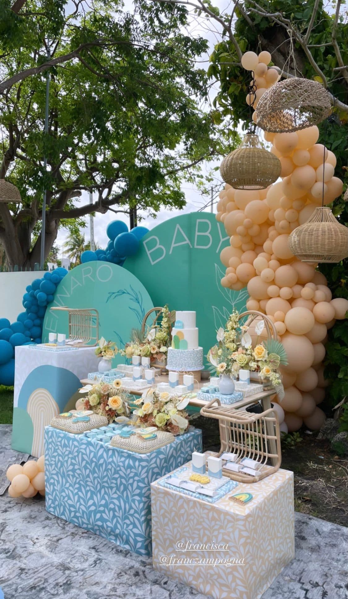 El lugar donde se llevó a cabo el baby shower estuvo adornado con flores y globos en colores azul y beige. Todos los detalles estuvieron muy bien cuidados para hacer lucir el festejo como un sueño.