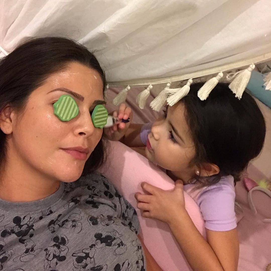 Recientemente, la conductora mexicana compartió en sus redes sociales un gracioso video donde aparece Giulietta aplicándole una mascarilla hidratante. La pequeña untó con gran habilidad la crema en la cara de su mamá, quien dijo sentirse realmente consentida en “Giulietta’s Spa”.
<br>