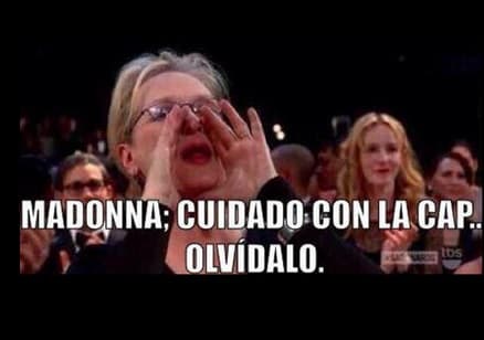 Y en menos de dos minutos la fiebre de los memes sobre la caída de la cantante comenzaron.