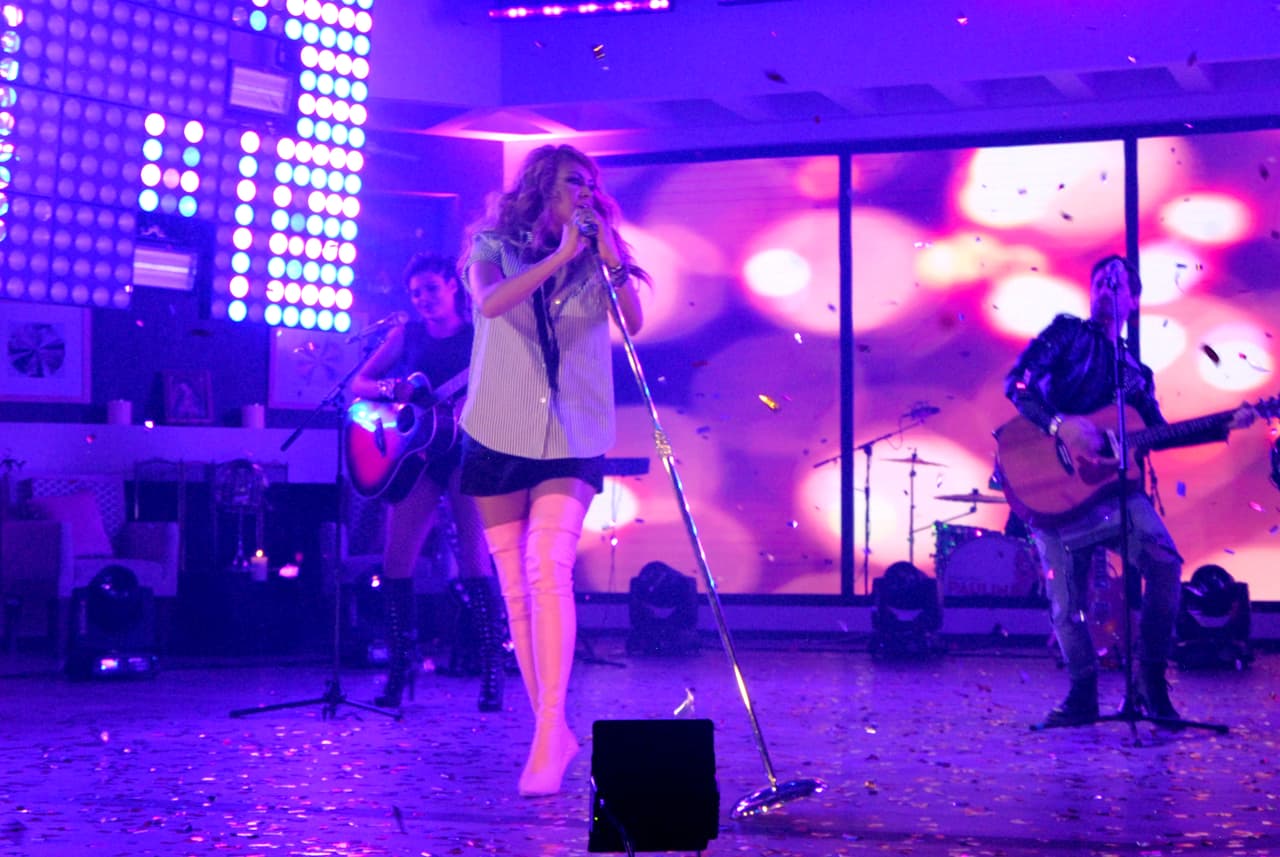 Llena de energía y con una explosión de música y color, Paulina despidió este programa.