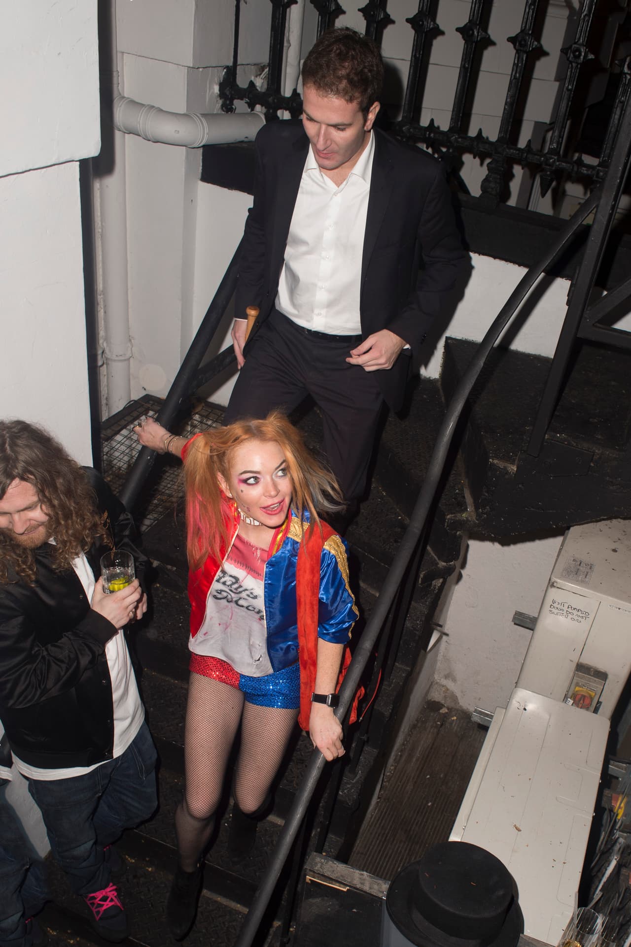 La siguió en todo momento durante la fiesta.