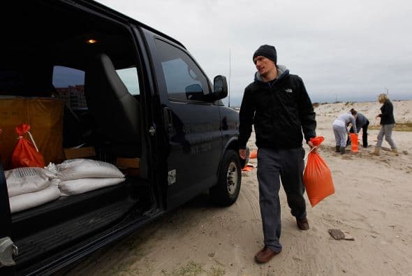 Por su parte, el presidente Barack Obama prometió facilitar la ayuda material para responder al huracán "Sandy" y advirtió que debido a que se mueve con lentitud "hay que tomárselo muy en serio".