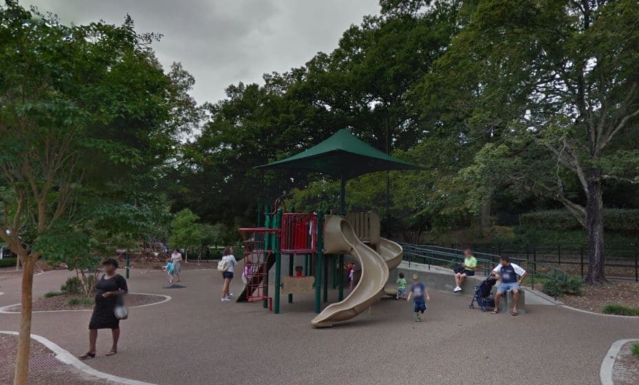 <b>Pullen Park (520 Ashe Ave., Raleigh)</b>. Construido en torno a temas de historia, arte y naturaleza, este parque cuenta con cuatro áreas orientadas a grupos de edad designados: columpio, escalada y tobogán en edad escolar, juegos con arena y agua y juegos preescolares. El Centro de Diversiones incluye un tren, carrusel histórico, botes para niños y botes a pedales.