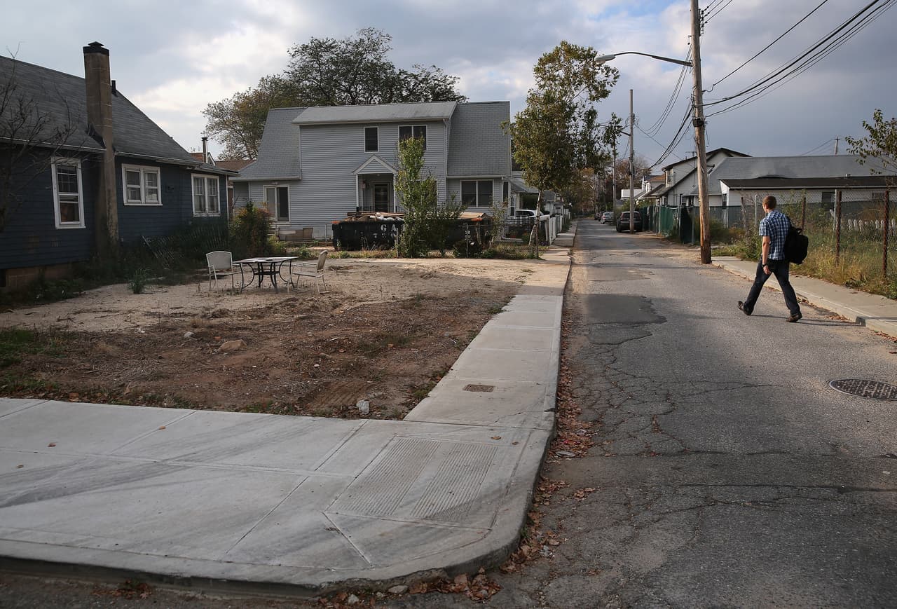 Así es como puedes completar una solicitud para la limpieza de un terreno baldío sucio en Chicago