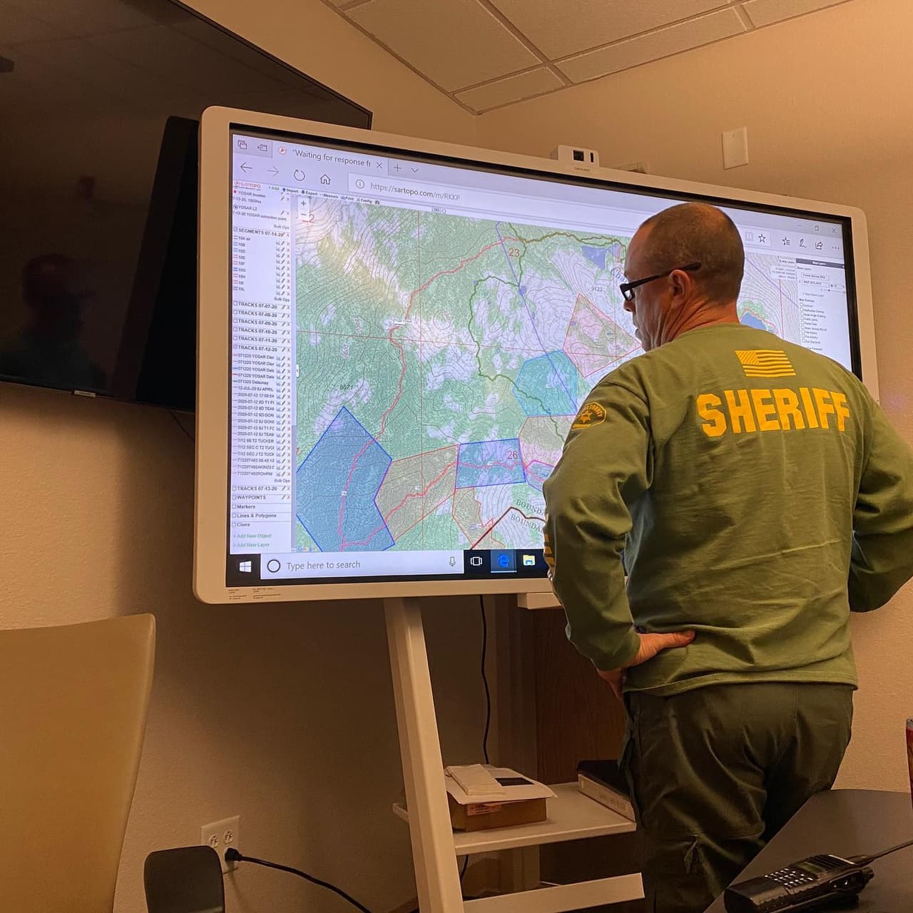 Los agentes de la Oficina de Emergencias de California están pidiendo que cualquiera que camine 
<b>en el lago Chiquito o en la cuenca Chain Lakes, justo dentro de los límites del <a href="https://www.univision.com/local/fresno-kftv/asi-se-vive-la-pandemia-del-coronavirus-en-el-parque-nacional-yosemite-video">Parque Nacional de Yosemite, </a></b>y vea a Sandra, favor comunicarse de inmediato con las autoridades.